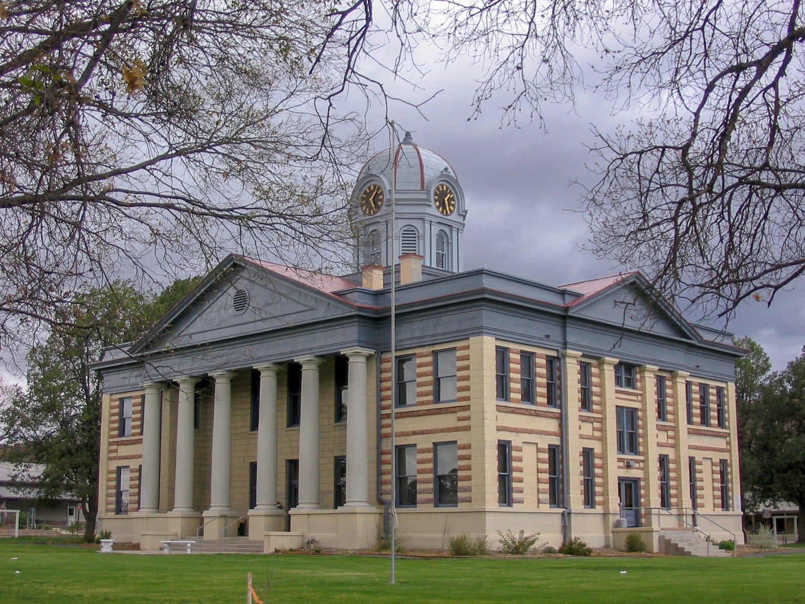 Standard county courthouse building number 28
