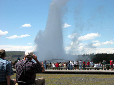 Old Faithful, and pantloads of people